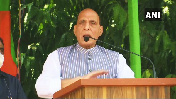 बिहार में चुनावी रैली में राजनाथ सिंह ने कहा, 'लालटेन फूट गई और तेल बह गई है'