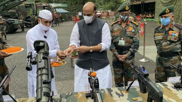 LAC के पास राजनाथ सिंह ने की शस्त्र पूजा, जवानों संग मनाएंगे दशहरा, देखें तस्वीरें