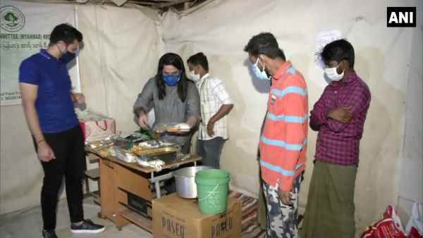 नवरात्रि 2020: रोहिंग्याओं के बीच दिल्ली के रेस्टोरेंट मालिक बांट रहे हैं खाना, खातिरदारी पर ये बोले मुस्लिम शरणार्थी