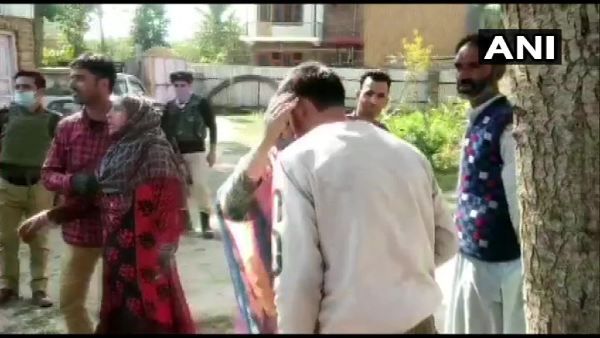 जम्मू-कश्मीर में सुरक्षाबलों के सामने दो स्थानीय आतंकी सिराजुद्दीन और आबिद ने सरेंडर किया