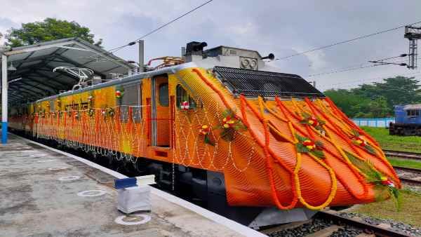Indian Railways ने बनाया 160 kmph रफ्तार वाला तेजस एक्सप्रेस इंजन, जानिए खासियत