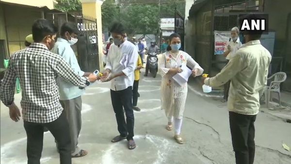 UPPCS Prelims Exam: एग्जाम सेंटर पहुंचे अभ्यर्थी, कोरोना से बचाव के लिए इन बातों का रखा गया ध्यान