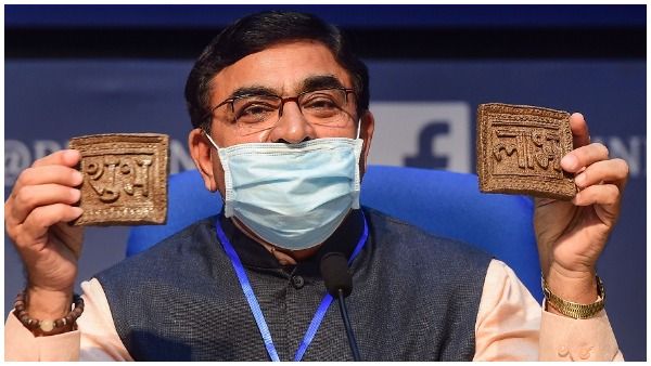 राष्ट्रीय कामधेनु आयोग के चेयरमैन बोले- गाय का गोबर रोक सकता है रेडिएशन, मोबाइल में हो इस्तेमाल