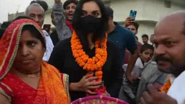 बिहारः पुष्पम प्रिया चौधरी ने दरभंगा में डाला वोट, कहा- नीतीश कुमार को रिटायरमेंट ले लेना चाहिए था