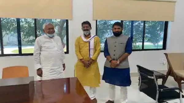 सीएम आवास पर पहुंच निर्दलीय विधायक ने नीतीश कुमार को दिया समर्थन