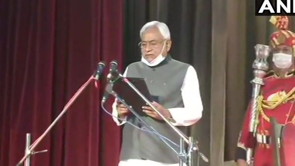 Bihar CM Swearing: नीतीश कुमार सातवीं बार बने मुख्यमंत्री, 14 मंत्रियों ने ली शपथ