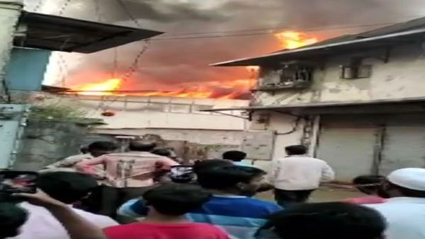 मुंबई: मालाड इलाके के गोदाम में लगी भीषण आग, दमकल की 7 गाड़ियां मौके पर