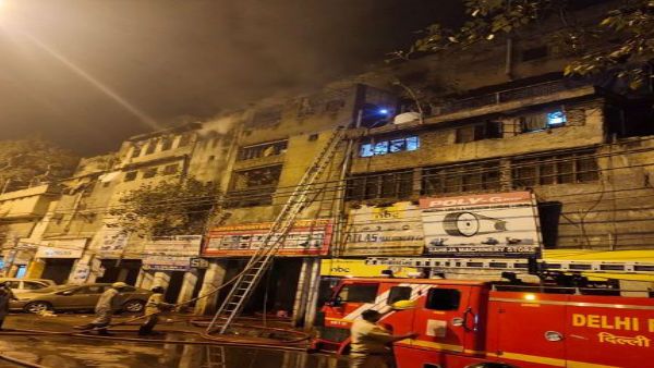 दिल्ली: GB रोड इलाके में 3 मंजिला इमारत में लगी भीषण आग, दमकल की 8 गाड़ियां मौके पर