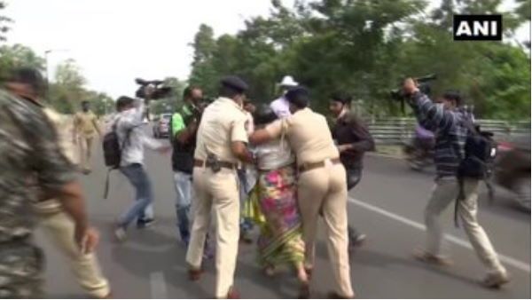 ओडिशा विधानसभा के सामने दंपति ने किया आत्मदाह का प्रयास, पुलिस पर लगाए गंभीर आरोप