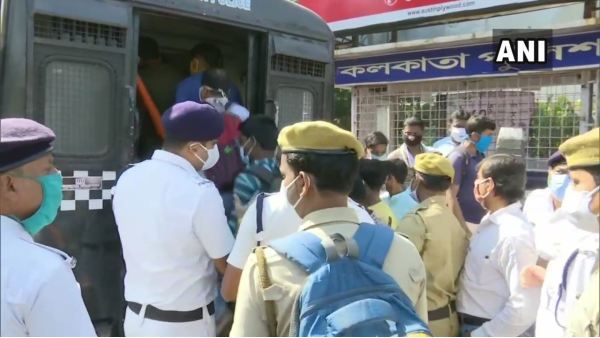 हिंदुओं पर हमलाः बजरंग दल और VHP कार्यकर्ता बांग्लादेशी दूतावास के बाहर हिरासत में लिए गए