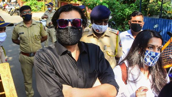 अर्नब गोस्वामी के अंदाज में मुंबई पुलिस ने अब रिपब्लिक टीवी के एवीपी को उनके घर से उठाया