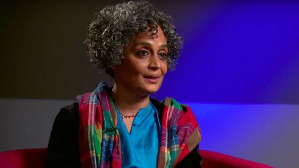 तमिलनाडु विवि ने अपने पाठ्यक्रम से हटाई अरुंधति रॉय की बुक, जानें क्यों ?