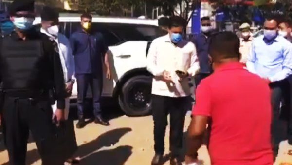 Diwali Special:जब असम CM ने गाड़ी रुकवाई और सड़क किनारे मिट्टी के दीयों की खरीदारी करने लगे