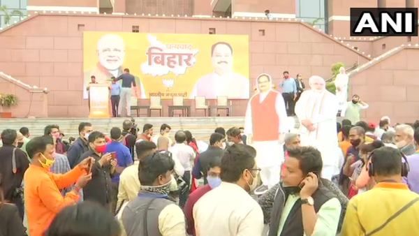 बिहार में जीत का दिल्ली में भाजपा मुख्यालय पर जश्न, कार्यकतार्ओं को संबोधित करेंगे पीएम मोदी