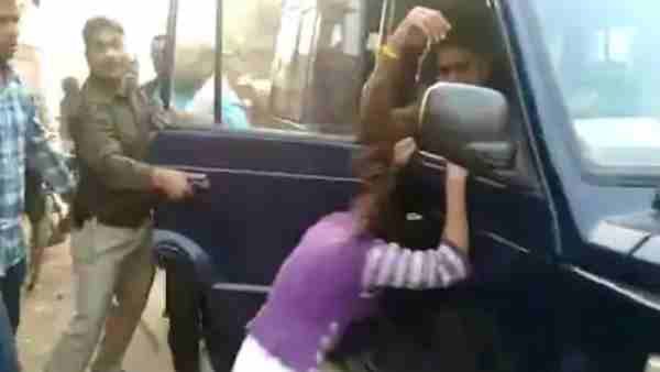 बुलंदशहर: पटाखे बेच रहे दुकानदार को पुलिस ने पकड़ा, पिता को बचाने के लिए पुलिस की गाड़ी पर सिर पटकती रही मासूम