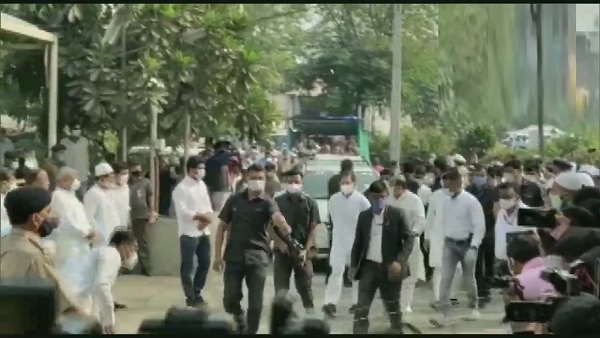 राहुल गांधी भरुच पहुंचे, कांग्रेस नेता अहमद पटेल यहां माता-पिता की कब्र के बगल में होंगे दफन