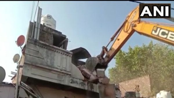 इंदौर नगर निगम एक्शन मोड में, अब अपराधी बल्लू बलराम माली की अवैध इमारत को ढहाया