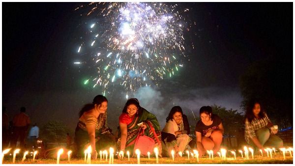 Happy Diwali 2020: कोरोना काल में खास बनाए अपनों की दिवाली, इन 10 SMS से दें बधाई