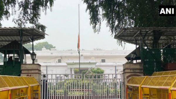 अहमद पटेल के निधन के शोक में कांग्रेस पार्टी के सभी मुख्यालयों पर पार्टी के झंडे तीन दिन झुके रहेंगे