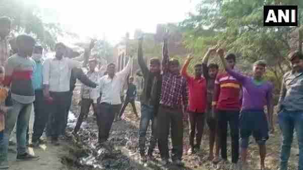 टूण्डला-बांगरमऊ सीट पर ग्रामीणों ने किया उपचुनाव का बहिष्कार, बोले- विकास नहीं तो वोट नहीं