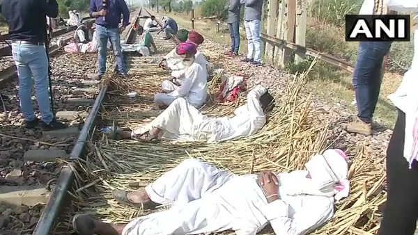 राजस्थान: आरक्षण की मांग को लेकर रेल की पटरियों पर बैठे गुर्जर, कहा- सरकार यहां आकर करे बात