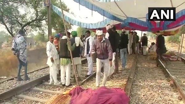 गुर्जर आंदोलन: सरकार से बातचीत फिर रही बेनतीजा, रेलवे ट्रैक पर कब्जा जमाए हैं प्रदर्शनकारी