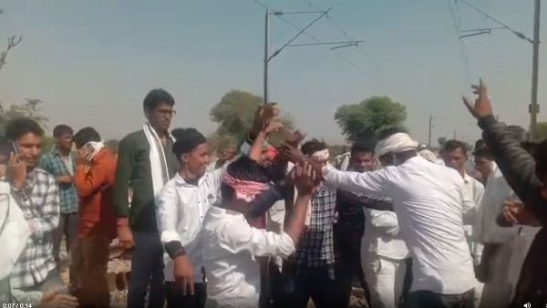 गुर्जर आंदोलन का तीसरा दिन : रेल पटरियों पर डटे गुर्जर DJ पर डांस करके बिता रहे दिन, देखें वायरल VIDEO