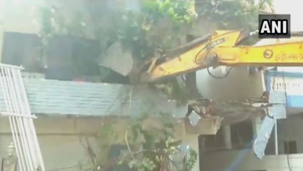 इंदौर में कम्प्यूटर बाबा व रमेश तोमर के बाद प्यारे मियां के बंगले पर चला बुलडोजर, देखें वीडियो