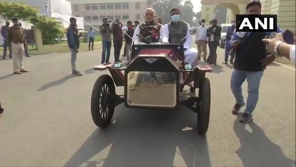 बिहार: विंटेज कार में विधानसभा पहुंचे JDU के एमएलसी, बोले- सीएम के संकल्प को कर रहे हैं पूरा