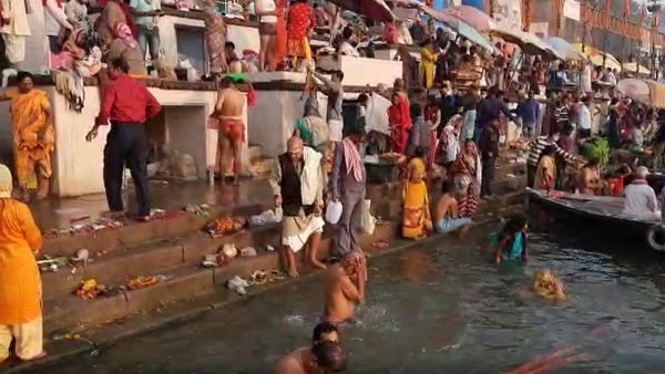 Kartik Purnima 2020: प्रयागराज और काशी में श्रद्धालुओं ने गंगा में लगाई आस्था की डुबकी