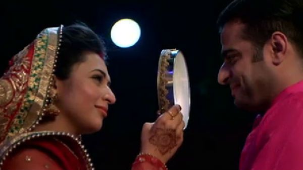 Karva Chauth पर अपने जीवनसाथी को भेजें ये प्रेम भरे संदेश, महिलाओं को भी दे बधाई