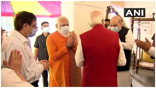 93 साल के हुए BJP के 'लाल', PM मोदी ने घर जाकर दी जन्मदिन की बधाई, पैर छूकर लिया आशीर्वाद
