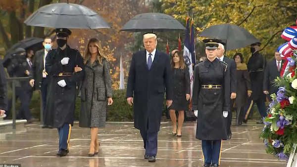 Pics: मिलिट्री मैन की बाहें थामें मेलानिया, एक किनारे खड़े अमेरिकी राष्‍ट्रपति डोनाल्‍ड ट्रंप