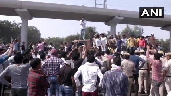 निकिता मर्डर केस: न्याय की मांग को लेकर हाईवे जाम, पुलिस ने किया लाठीचार्ज