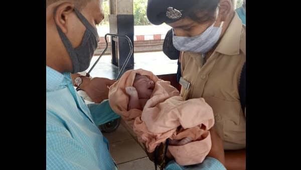 मुंबई कल्‍याण स्‍टेशन पर गूंजी किलकारियां, प्रसव पीड़ा से कराह रही गर्भवती की महिला कांस्‍टेबल ने करवाई डिलीवरी