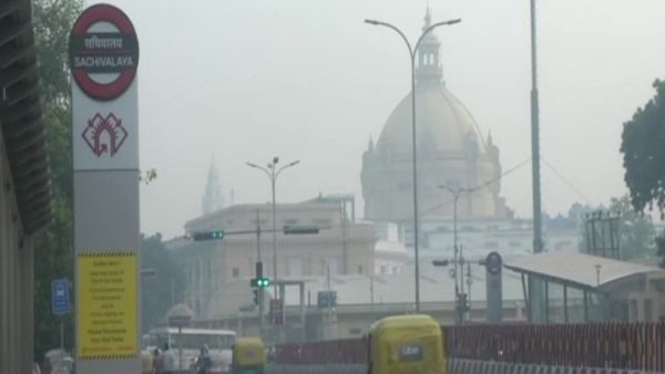 उत्तर प्रदेश में खतरनाक स्तर पर पहुंचा प्रदूषण, अलीगढ़ में छाई धुंध लखनऊ में लोगों को सांस लेने में आ रही दिक्कत