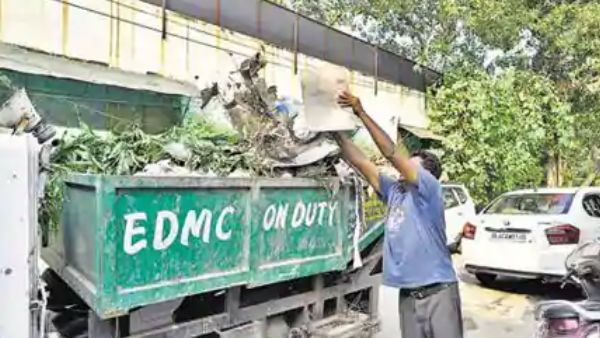 सफाई कर्मी को बुजुर्ग ने गिफ्ट की मिठाई, घर जाकर डिब्बा खोला तो निकले 10 लाख रुपए, जानिए आगे क्या हुआ