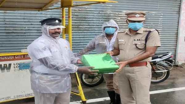 Video: भारी बारिश में ऐसी ड्यूटी, ट्रैफिक कॉन्स्टेबल के पास जाकर SP ने दी शाबाशी