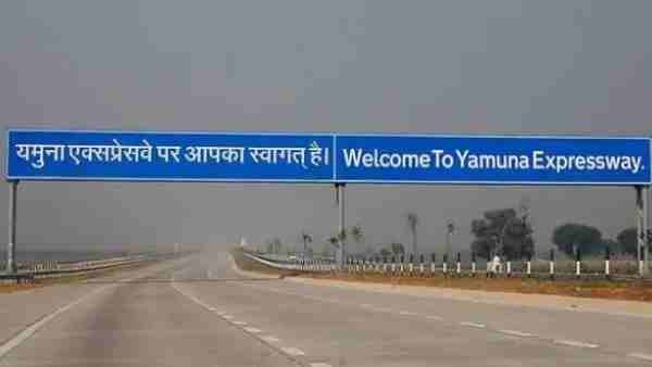 मथुरा: यमुना एक्सप्रेस-वे पर अर्टिगा कार कैंटर से टकराई, तीन की मौत, पांच लोग घायल