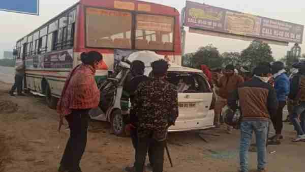 यमुना एक्सप्रेस-वे पर रोडवेज बस में घुसी इनोवा, 4 लोगों की मौत, एक जख्मी