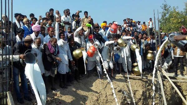 देवनारायण मंदिर का शिलान्यास समारोह, गुर्जर समाज के लोगों ने नींव में डाला 11 हजार लीटर दूध, दही व घी