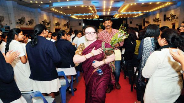 जब 16 साल की लड़की पर टूटा जुल्मों का पहाड़ तो सहारा बनी अंग्रेजी