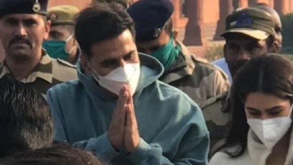 ताजमहल में शुरू हुई 'अतरंगी रे' की शूटिंग, सारा के सामने हाथ जोड़े नजर आए अक्षय कुमार