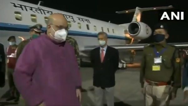 राजनीतिक उठापटक के बीच देर रात बंगाल पहुंचे अमित शाह, हुआ जोरदार स्वागत