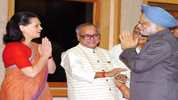 प्रणब मुखर्जी की किताब में चौंकाने वाला खुलासा, सोनिया-मनमोहन की वजह से हारे थे 2014 का चुनाव