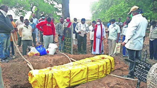 आखिरी इच्छा पूरी करने के लिए तीन महीने बाद कब्र से निकाला मां का शव, पिता के पास दफनाया