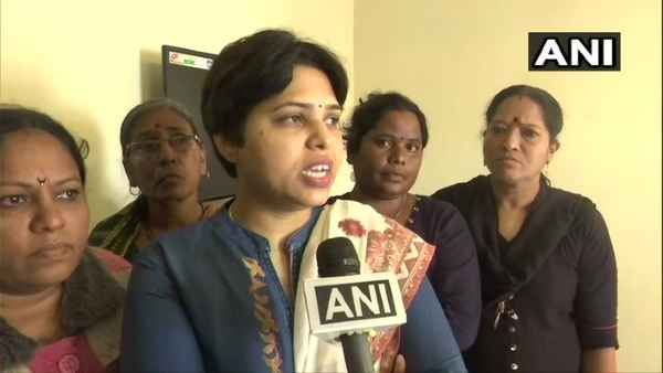 साईं बाबा मंदिर में छोटे कपड़े पहनने की मनाही पर सवाल उठाने वाली तृप्ति देसाई की शिरडी में प्रवेश पर लगाई गई