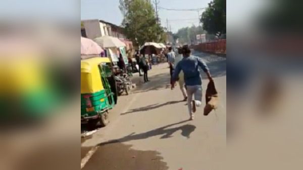 गुजरात में भरे बाजार युवक ने मिट्टी का तेल छिड़कर खुद को आग लगाई, लोग बोरियां लेकर बचाने दौड़े