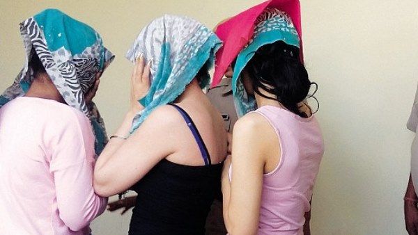 ग्रेटर नोएडा: स्पा सेंटर में आपत्तिजनक हालत में मिलीं 7 लड़कियां, एक ग्राहक से वसूलती थीं 5000 रुपए