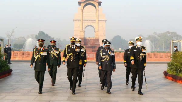 Indian Navy Day: नौसेना प्रमुख ने वॉर मेमोरियल पर शहीदों को किया नमन